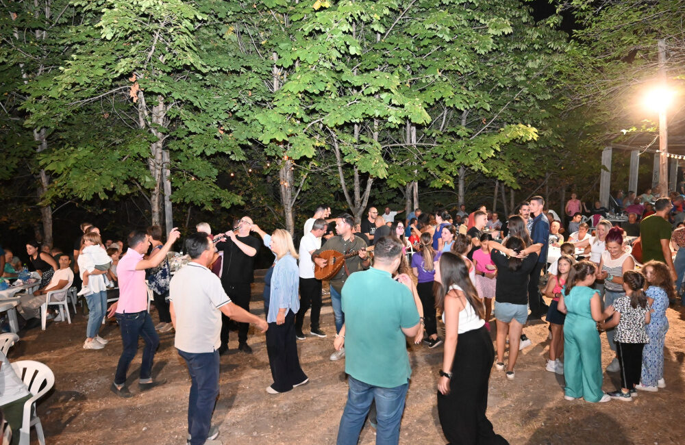 Παραδοσιακό γλέντι στην ορεινή Καλομοίρα με πλήθος κόσμου στην Αγία Παρασκευή